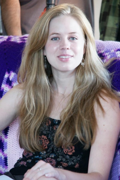 File:Carly BTS With The Angels.jpg