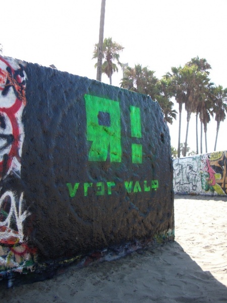 File:LaRezisto Wall 1.jpg