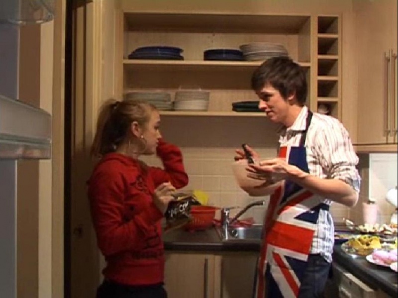 File:KM232-Flatmates.jpg